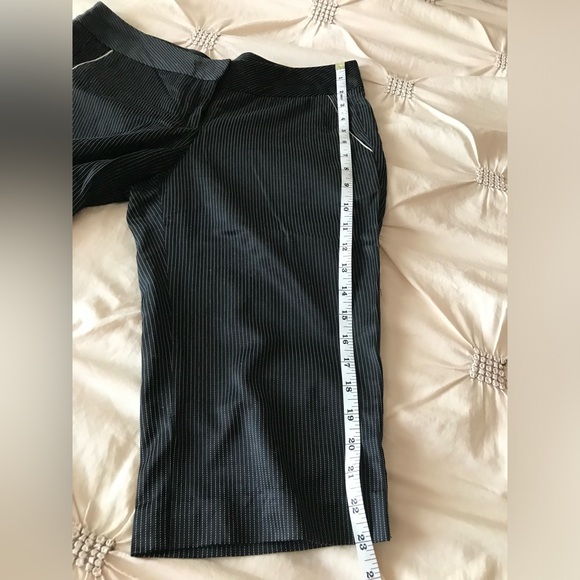 Bebe black & white pinstriped shorts in good condition. Sz 6. - Picture 10 of 14